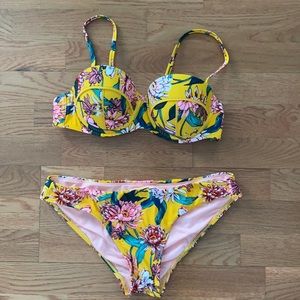 Cute sunny yellow bathing suit!